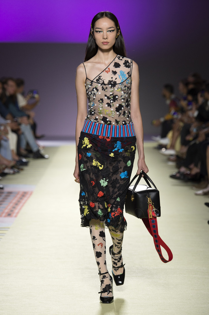 Emily Ratajkowski Brings Bold Color to Versace Spring 2023
