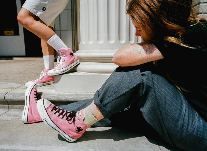 Men wearing pink converse sale